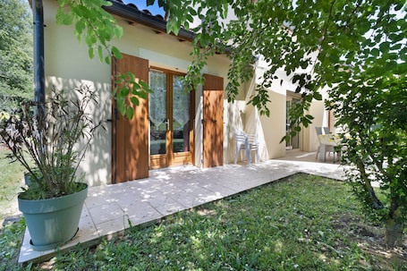 テラス / パティオ. La Sarrazine – Family Cottage with Heated Pool (Mid-May to September)