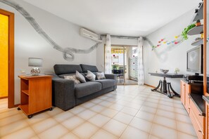 TV - Apartment 'Bumbai' with Shared Pool, Private Garden and Air Conditioning (Creixell)