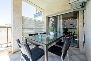 Outdoor dining - Apartment 'Bumbai' with Shared Pool, Private Garden and Air Conditioning (Creixell)