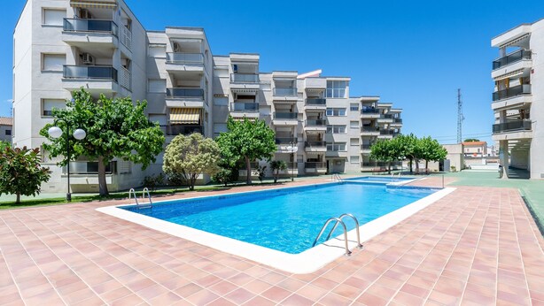 A modern apartment complex with a swimming pool, balconies, and trees. - Apartment 'Bumbai' with Shared Pool, Private Garden and Air Conditioning (Creixell)