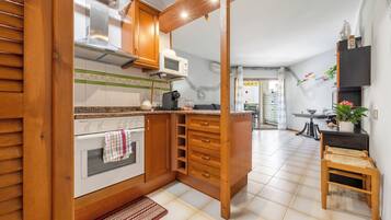 Frigorífico, microondas, horno y placa de cocina