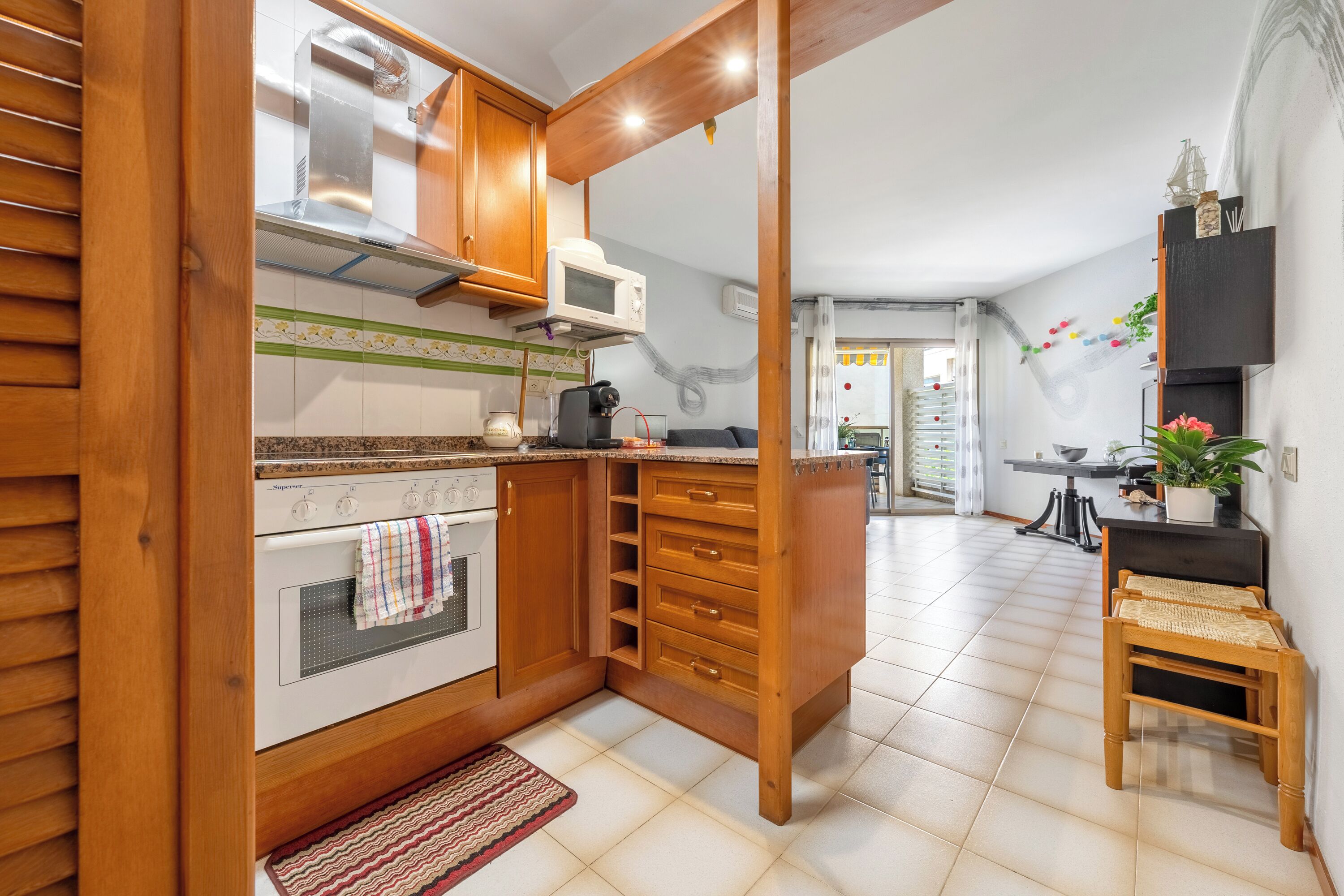 Frigorífico, microondas, horno y placa de cocina