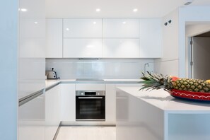 Fridge, oven, stovetop, dishwasher - Apartment 'Jardines De Las Lagunas' with Mountain View, Wi-Fi and Air Conditioning (Las Lagunas de Mijas)