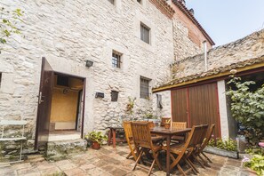 Outdoor dining - Country House 'Casa Rural La Herreria' with Private Terrace, Private Garden and Balcony (Canalejas De Peñafiel)