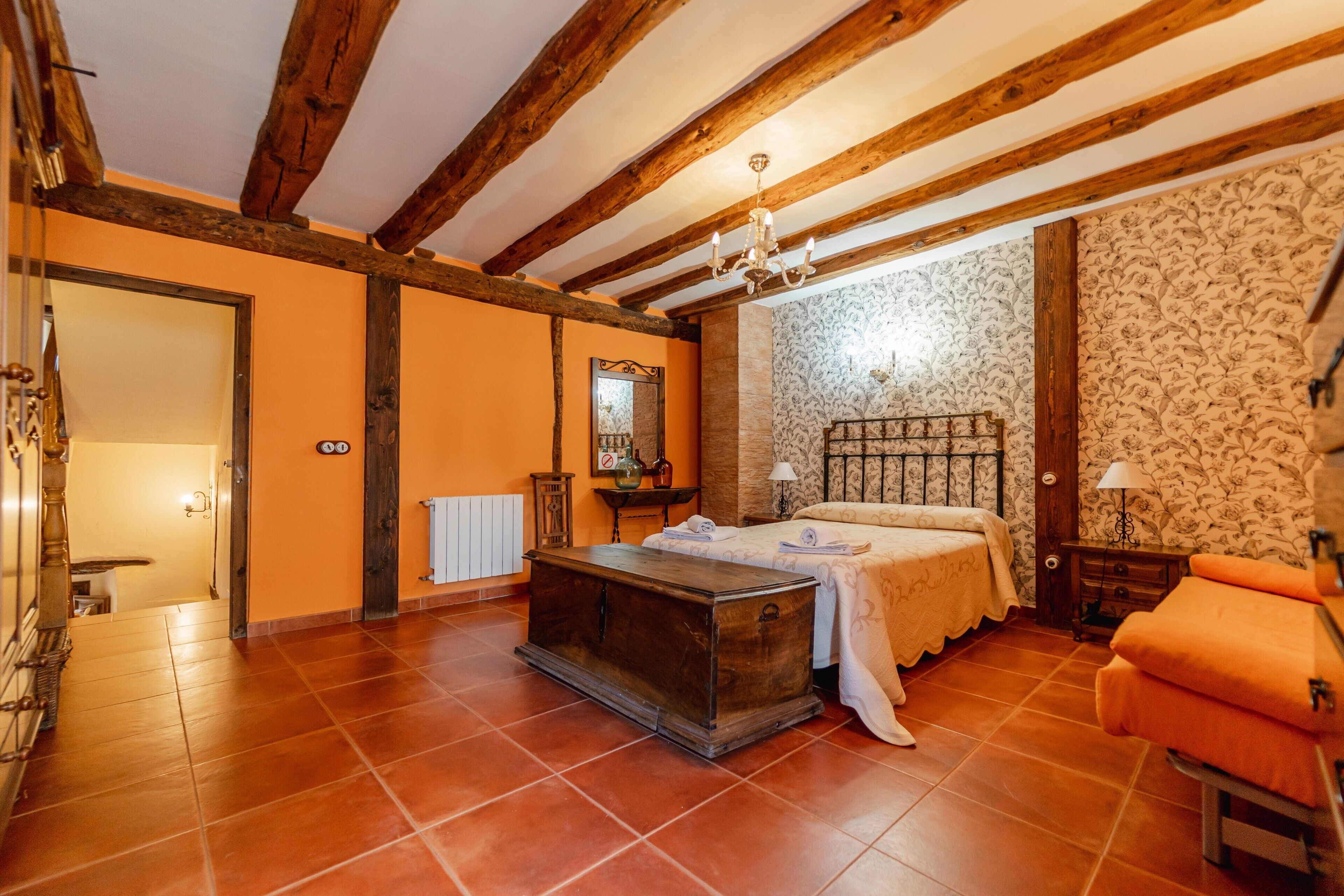 5 bedrooms, free WiFi, bed sheets