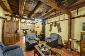 TV, fireplace, DVD player - Country House 'Casa Rural La Herreria' with Private Terrace, Private Garden and Balcony (Canalejas De Peñafiel)