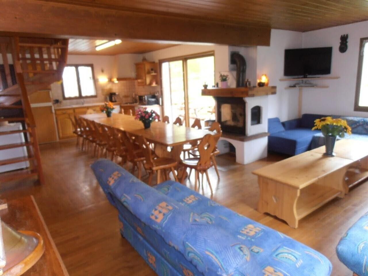 Televisie, een open haard, een dvd-speler en een stereo