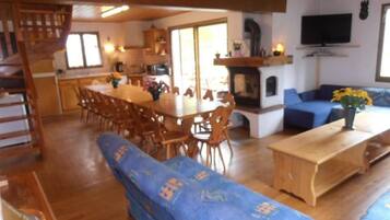 Televisie, een open haard, een dvd-speler en een stereo