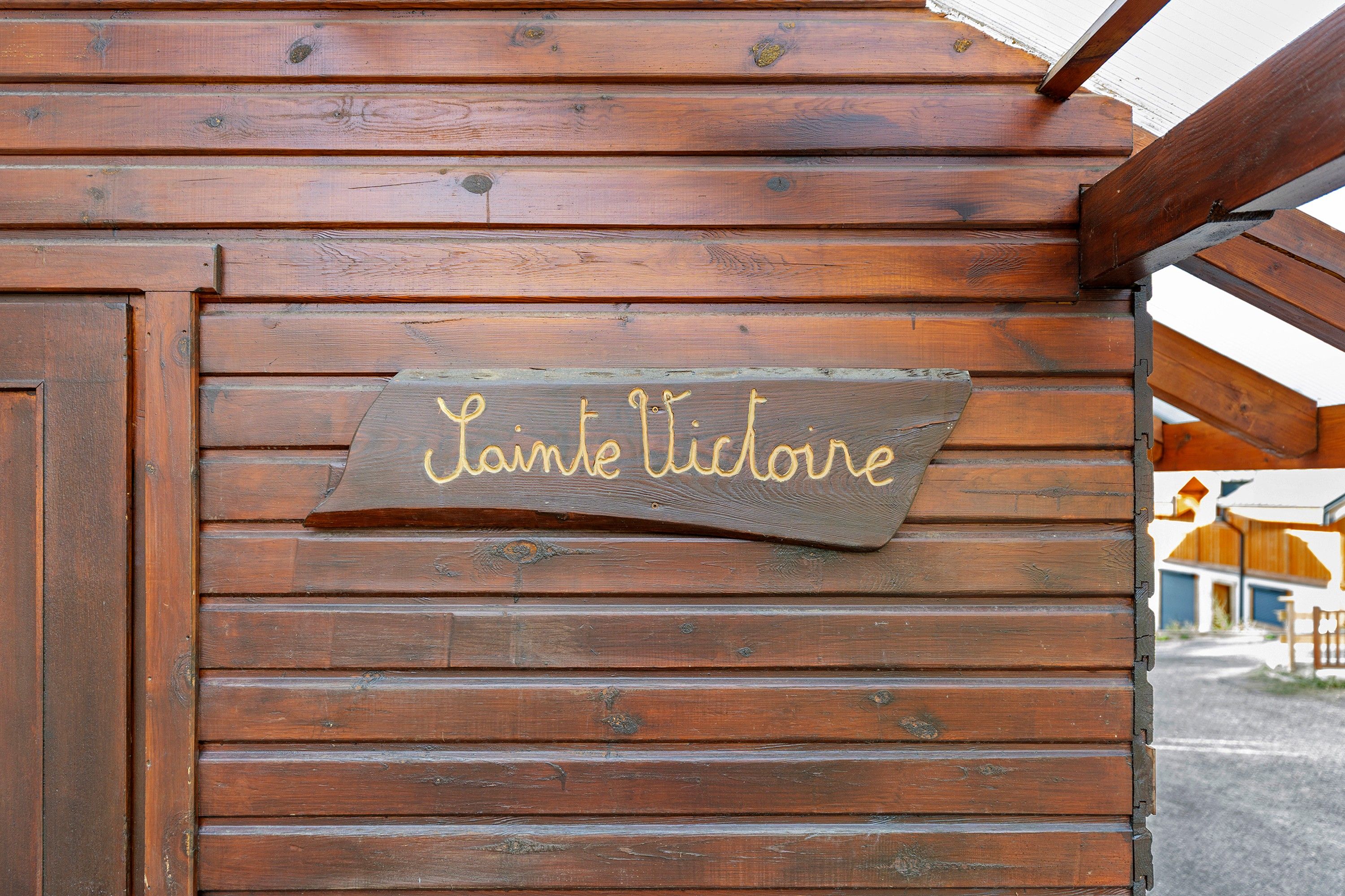 A wooden cabin with a sign that reads 'Jaimie Tiddlove' on the wall.