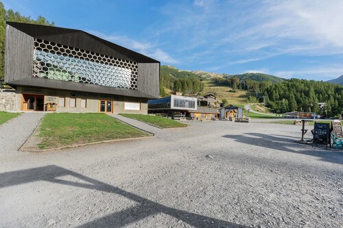 Chalet 'St Victoire Pied des pistes' with Mountain View, Shared Pool and Wi-Fi