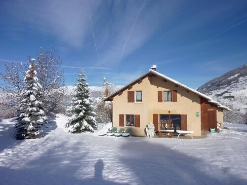 Chalet 'St Victoire Pied Des Pistes' with Mountain View, Shared Pool and Wi-Fi