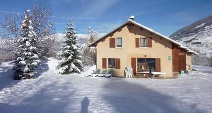Chalet 'St Victoire Pied Des Pistes' with Mountain View, Shared Pool and Wi-Fi