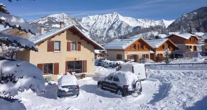Chalet 'St Victoire Pied des pistes' with Mountain View, Shared Pool and Wi-Fi