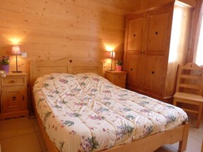 5 bedrooms, iron/ironing board, free WiFi - Chalet 'St Victoire Pied Des Pistes' with Mountain View, Shared Pool and Wi-Fi (Les Orres)