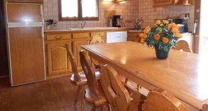 Chalet 'St Victoire Pied Des Pistes' mit Bergblick, Gemeinschaftspool und WLAN