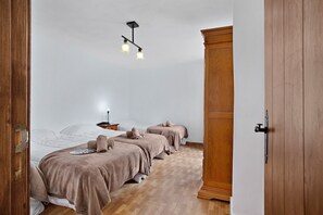 2 bedrooms, iron/ironing board, free WiFi, bed sheets