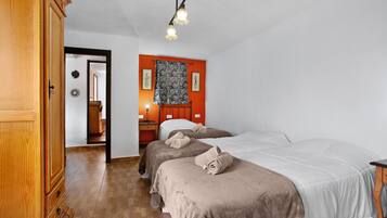 2 slaapkamers, een strijkplank/strijkijzer, gratis wifi, beddengoed