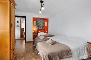 2 bedrooms, iron/ironing board, free WiFi, bed sheets