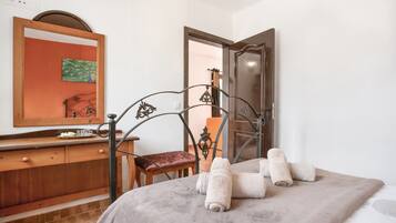 2 slaapkamers, een strijkplank/strijkijzer, gratis wifi, beddengoed