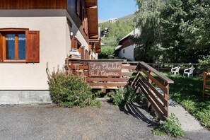 Ein hölzernes Schild mit der Aufschrift 'Les Chalets Paul Cerezanne', das eine Chalet-ähnliche Unterkunft kennzeichnet.
