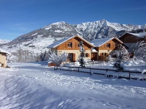 Chalet 'Pastorale Au Pied Des Pistes' with Mountain View, Shared Pool and Wi-Fi