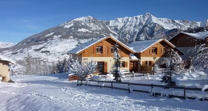 Chalet 'Pastorale Au Pied Des Pistes' with Mountain View, Shared Pool and Wi-Fi