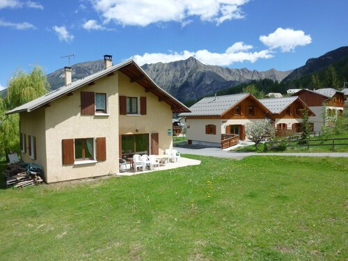 Chalet 'Pastorale Au Pied Des Pistes' mit Bergblick, Gemeinschaftspool und WLAN