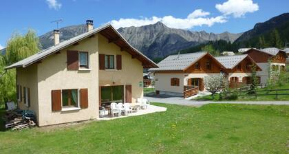 Chalet 'Pastorale Au Pied Des Pistes' mit Bergblick, Gemeinschaftspool und WLAN
