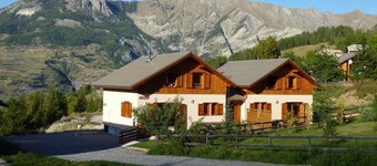 Chalet 'Pastorale Au Pied Des Pistes' with Mountain View, Shared Pool and Wi-Fi