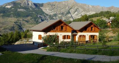 Chalet 'Pastorale Au Pied Des Pistes' with Mountain View, Shared Pool and Wi-Fi