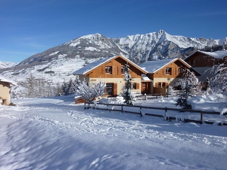 Extérieur. Chalet 'Pastorale Au Pied Des Pistes' avec vue sur les montagnes, piscine partagée et Wi-Fi