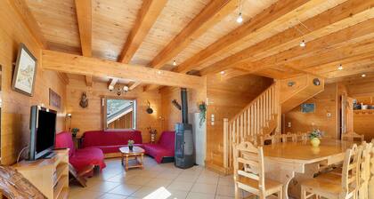 Chalet 'Pastorale Au Pied Des Pistes' with Mountain View, Shared Pool, and Wi-Fi