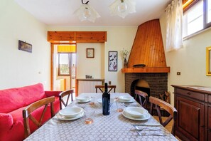 Dining - Apartment 'Appartamento Maria' with Private Terrace, Wi-Fi and Air Conditioning (Racale)