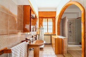 Een douche, een haardroger, handdoeken
