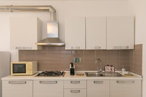 Kylskåp, mikrovågsugn, spishäll och diskmaskin