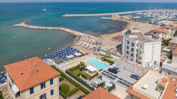 Un hôtel situé sur la côte, doté d’une piscine, d’une plage et d’un port de plaisance.