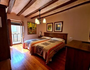9 bedrooms, iron/ironing board, free WiFi, bed sheets - La Tahona: Sustainable Country House for Cyclists, Starlight-Certified in Lerín (Lerín)