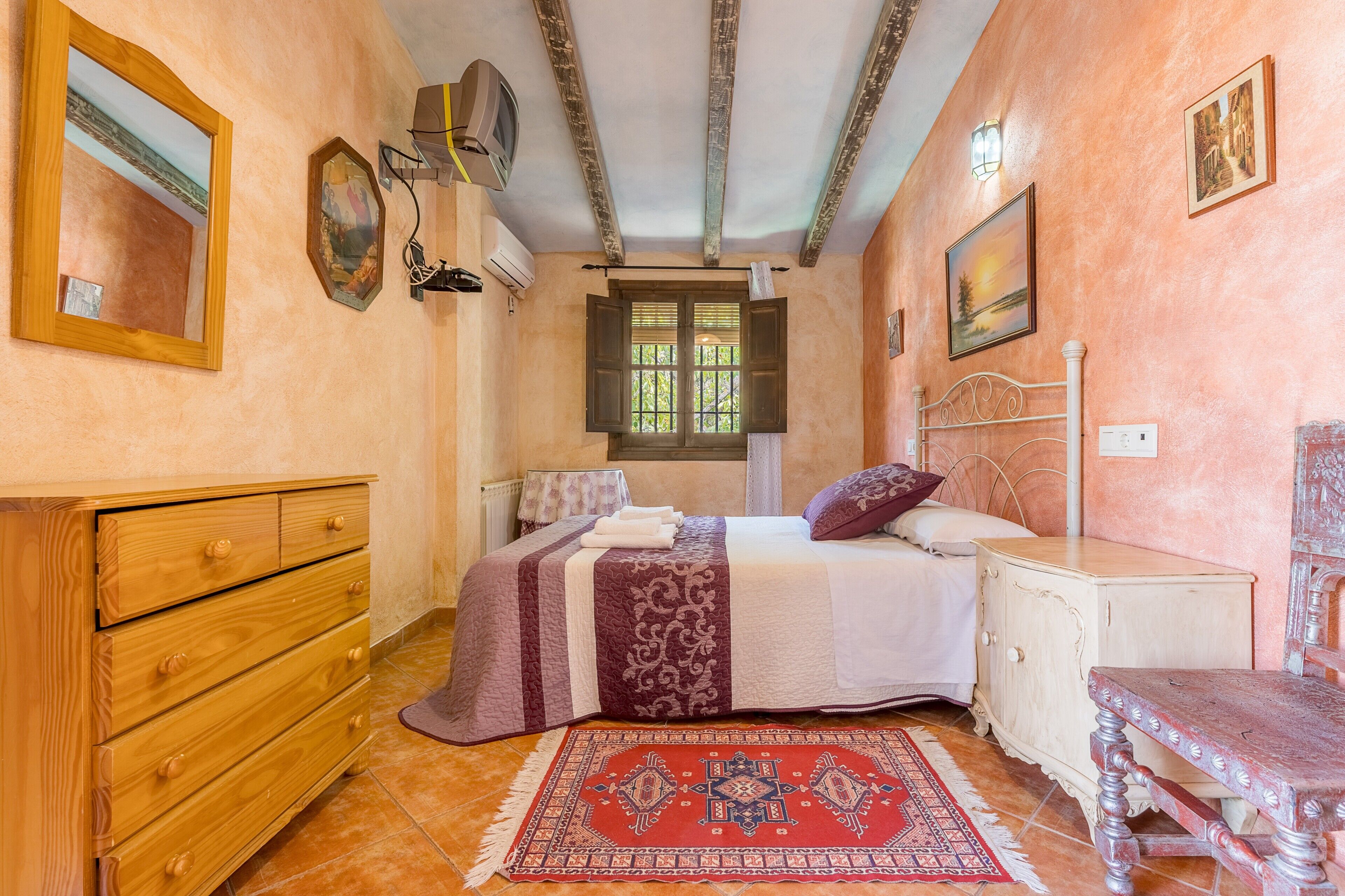 5 bedrooms, iron/ironing board, free WiFi, bed sheets