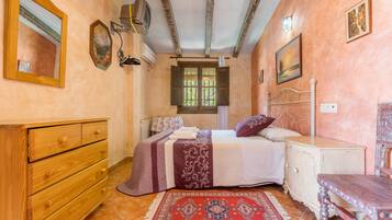 5 bedrooms, iron/ironing board, free WiFi, bed sheets