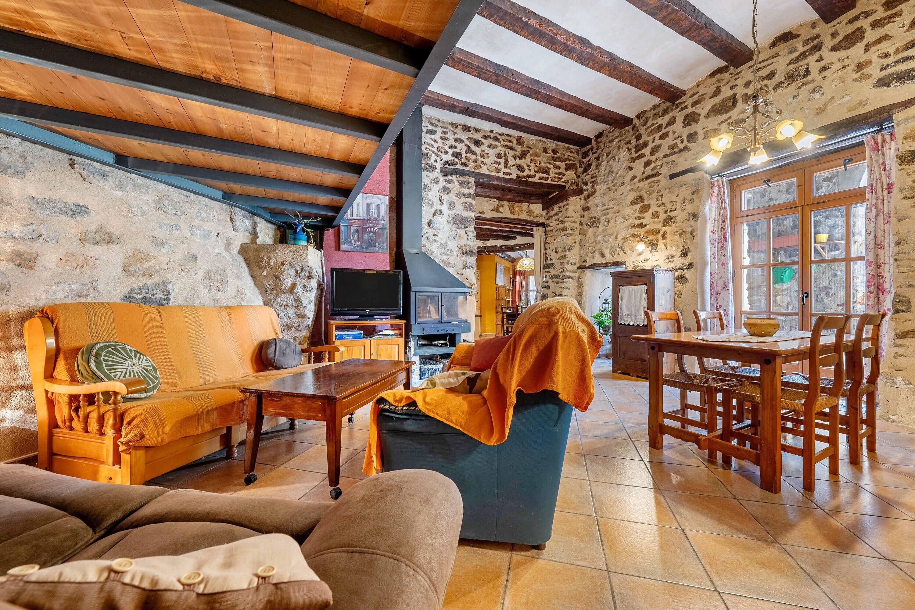 TV, caminetto, lettore DVD