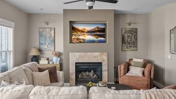 Smart TV y chimenea