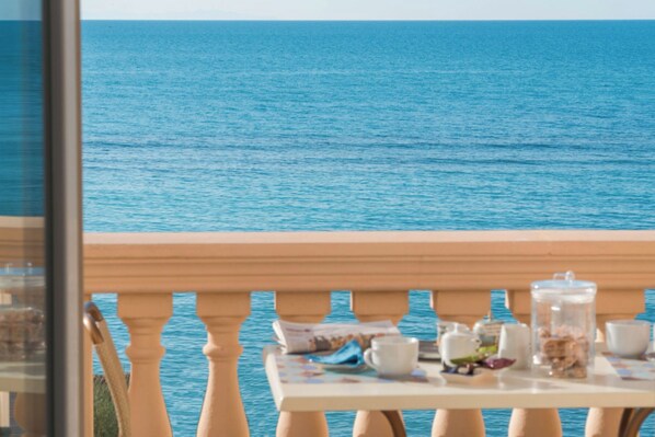 Outdoor dining - Apartment 'Villa Corallo - Acqua Marina' with Sea View, Wi-Fi and Air Conditioning (San Vincenzo)