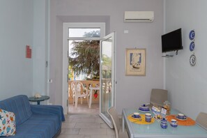 TV - Apartment 'Villa Corallo - Acqua Marina' with Sea View, Wi-Fi and Air Conditioning (San Vincenzo)