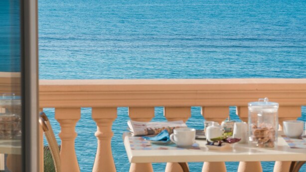 A balcony with a table set for tea, overlooking a calm sea. - Apartment 'Villa Corallo - Acqua Marina' with Sea View, Wi-Fi and Air Conditioning (San Vincenzo)