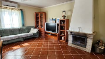 TV, caminetto, tavolo da ping pong