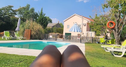Maison de campagne 'Solar Rubina - Piscine d'eau salée' avec vue montagne et climatisation