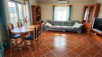 Televisión, chimenea y tenis de mesa