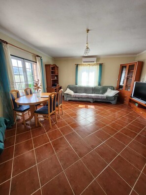 Télévision, cheminée, table de tennis de table