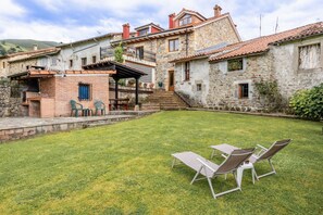 Outdoor dining - Country House 'Quintanal De Villacarriedo' with Mountain View, Private Terrace and Wi-Fi (Villacarriedo)