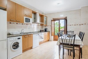 Kylskåp, mikrovågsugn, ugn och spishäll